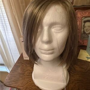 Classic Short Layered Women's Wig in Light Brown